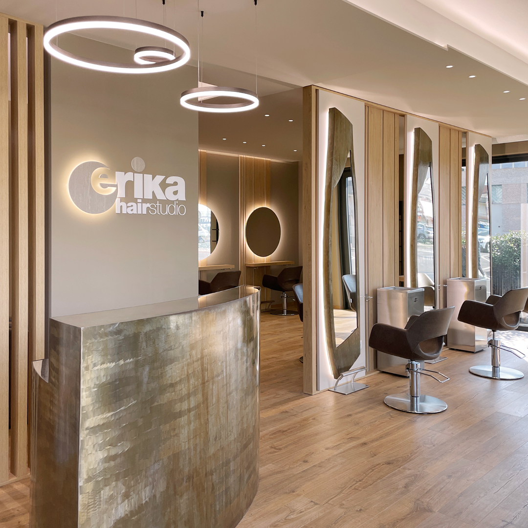 immagine del salone della reception, con bancone in legno e logo del salone illuminato con led